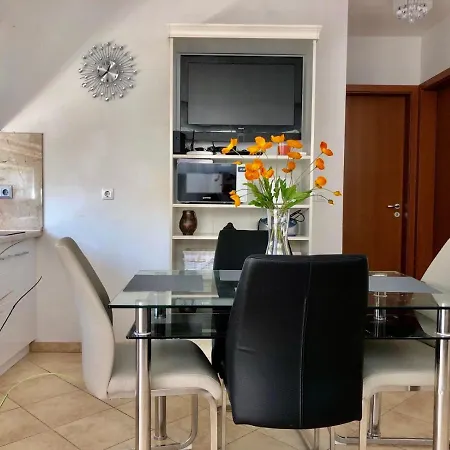 Eden Apartment *